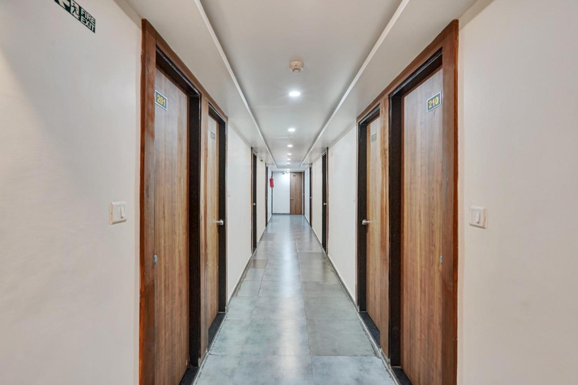 Super Collection O Kudasan Gandhinagar Formerly Hotel Royal Mansion Bagian luar foto