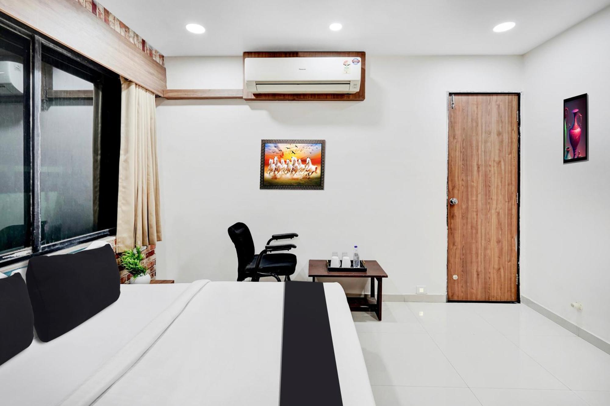 Super Collection O Kudasan Gandhinagar Formerly Hotel Royal Mansion Bagian luar foto