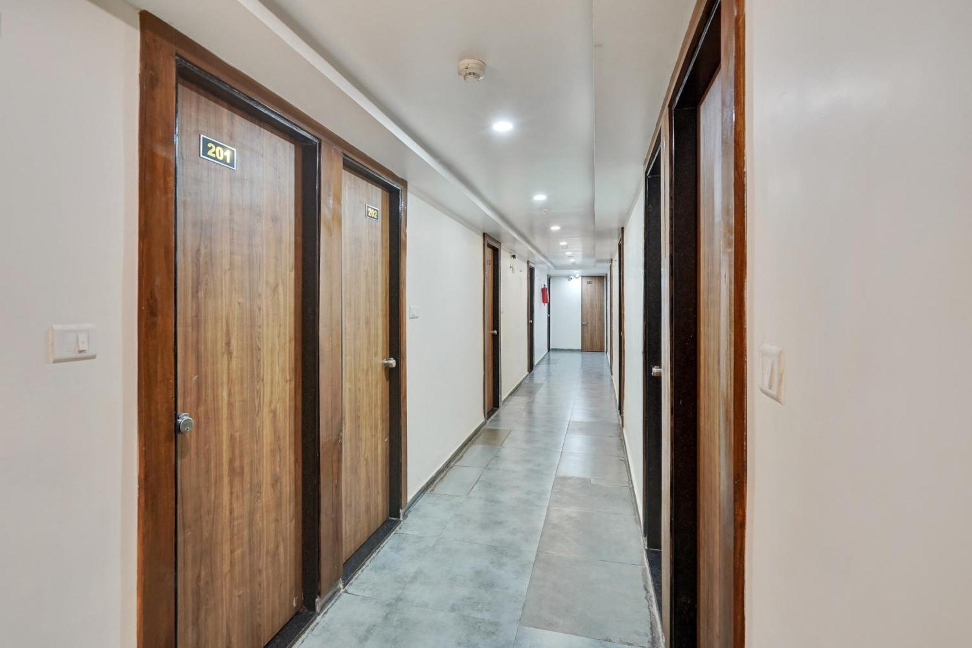 Super Collection O Kudasan Gandhinagar Formerly Hotel Royal Mansion Bagian luar foto