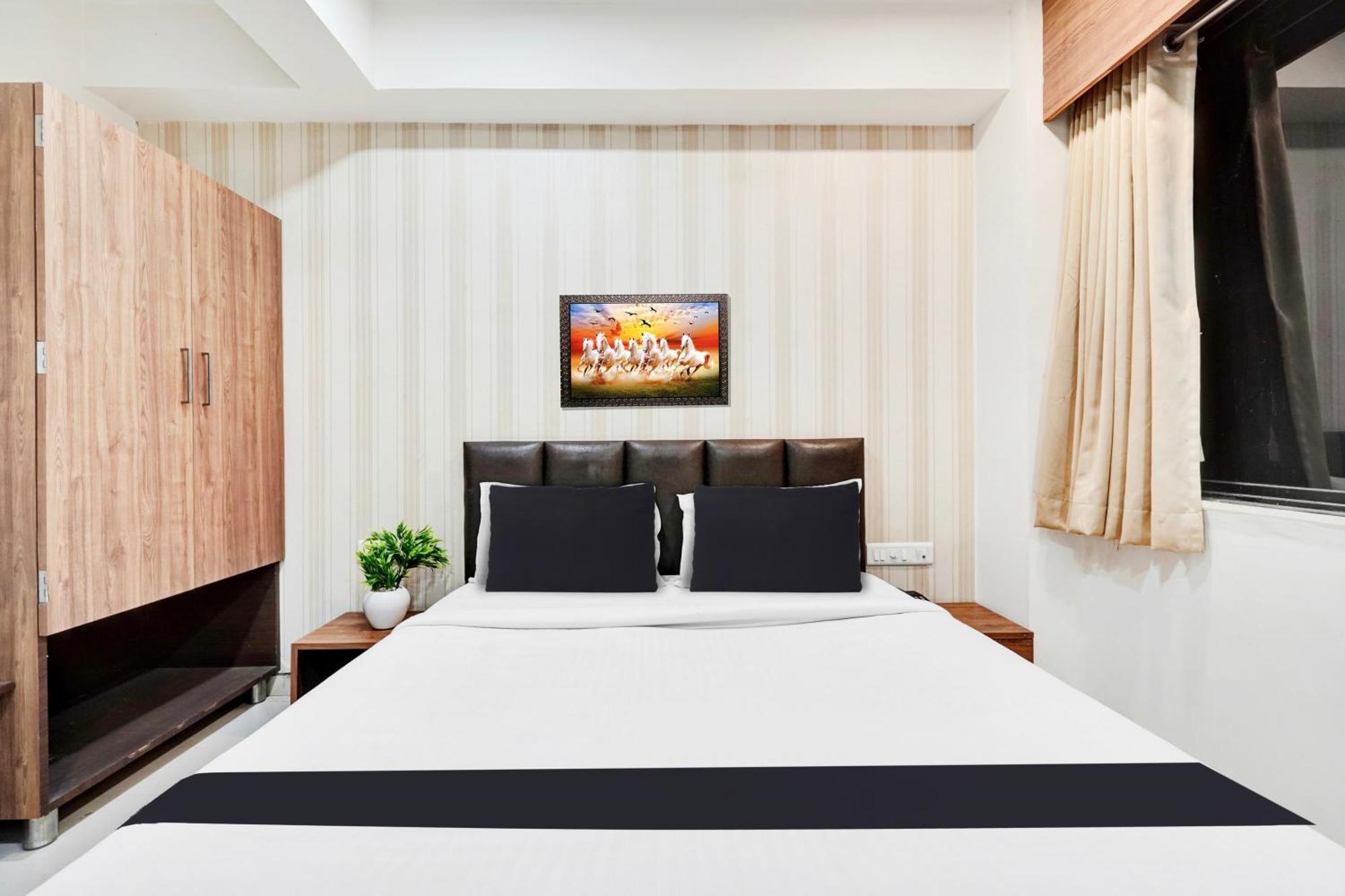 Super Collection O Kudasan Gandhinagar Formerly Hotel Royal Mansion Bagian luar foto